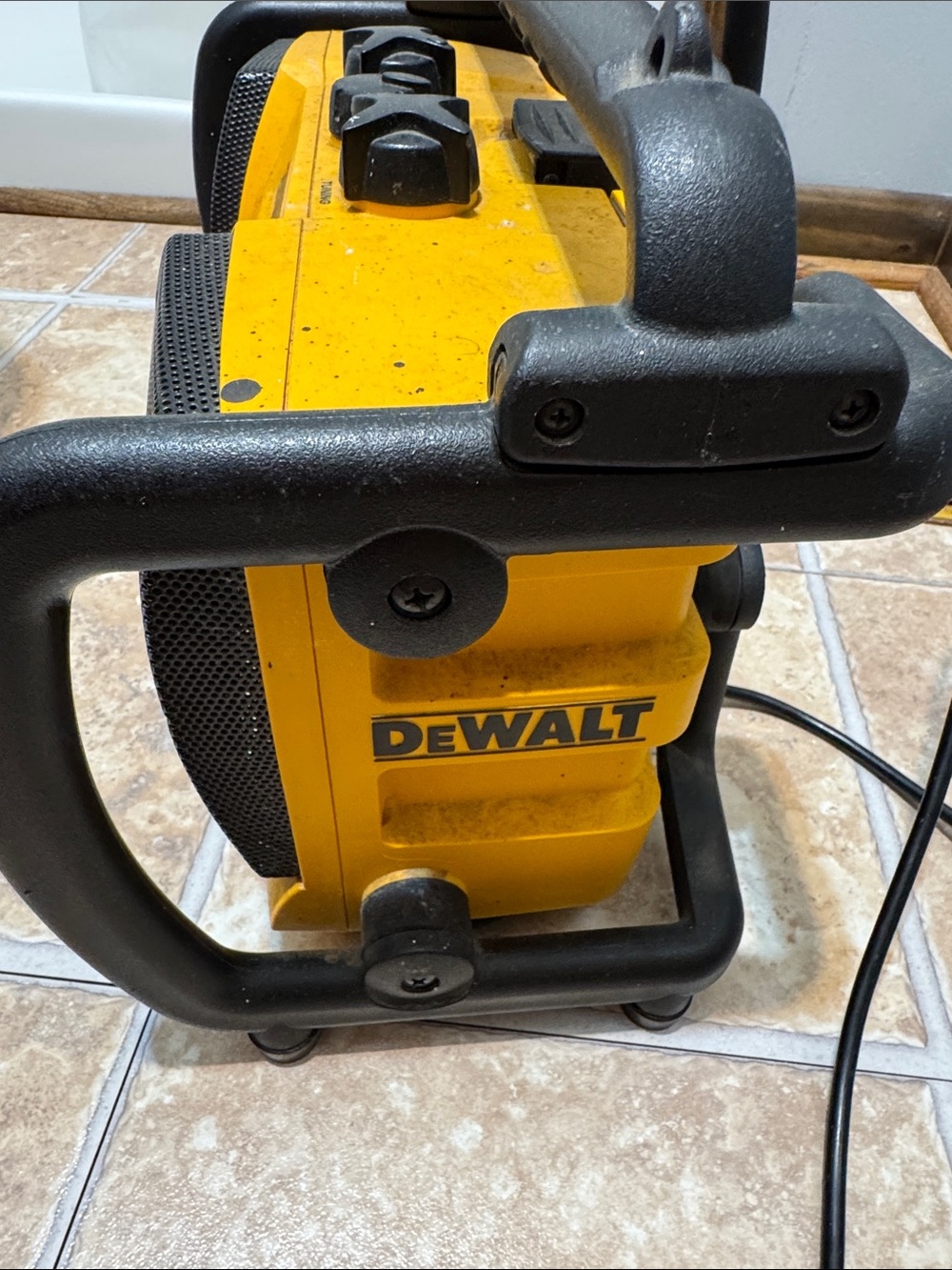DeWalt DW911 Jobsite Worksite AM / FM / AUX Radio in Yellow